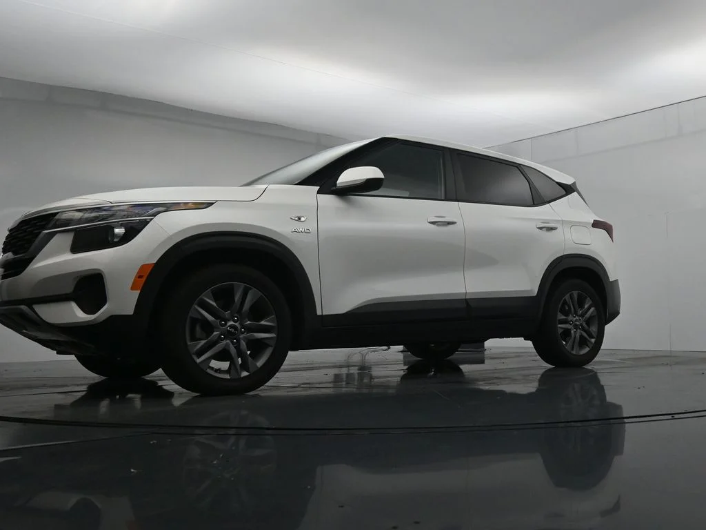 Used 2022 White Kia LX image 31