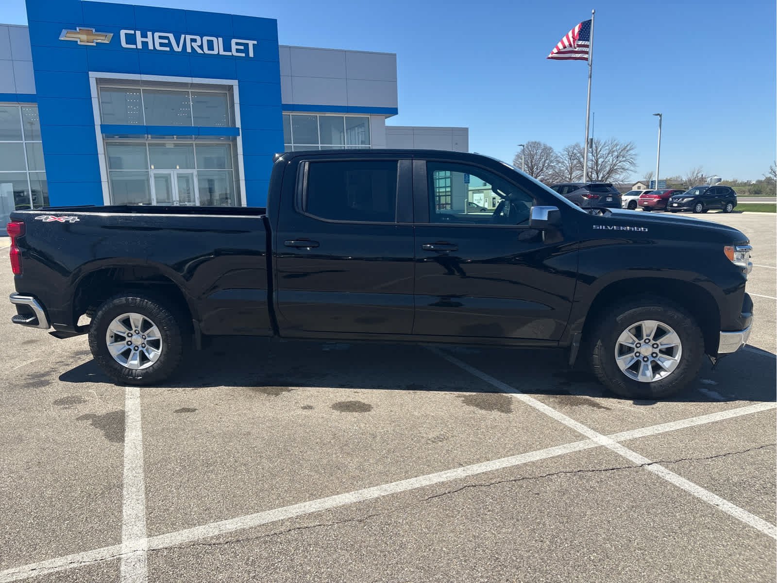 Used 2022 Chevrolet Silverado 1500 LT with VIN 3GCPDDEK5NG555159 for sale in Spring Valley, Minnesota