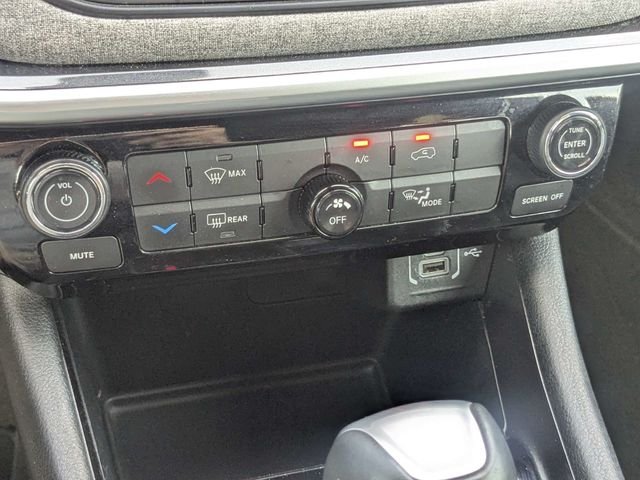 Used 2024  Jeep Latitude image 22