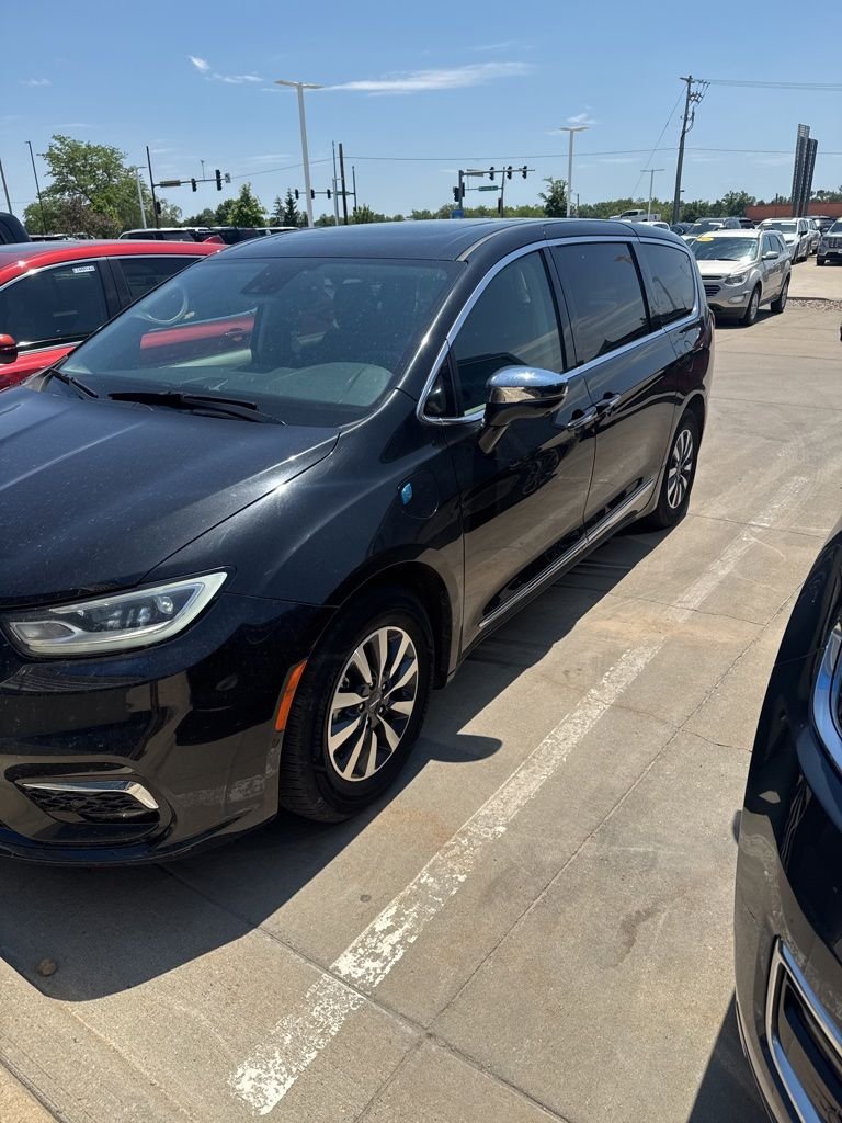 Used 2022 Black Chrysler Limited image 2