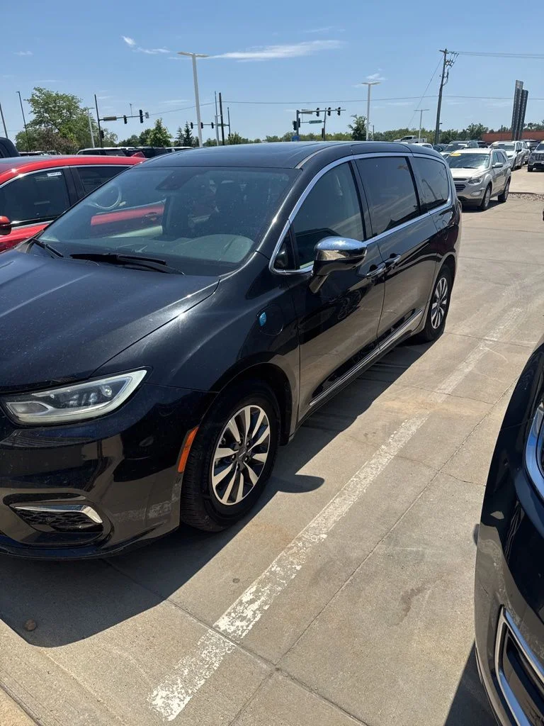 Used 2022 Black Chrysler Limited image 2