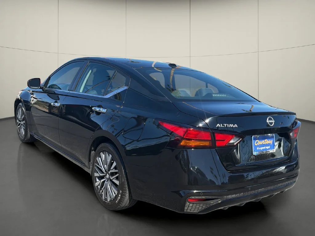 Used 2024 Black Nissan 2.5 SV image 5