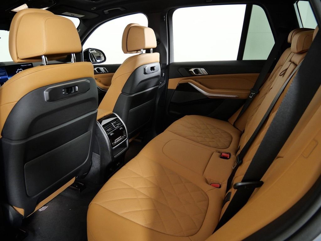 Used 2026 Skyscraper Grey Metallic BMW xDrive40i image 33