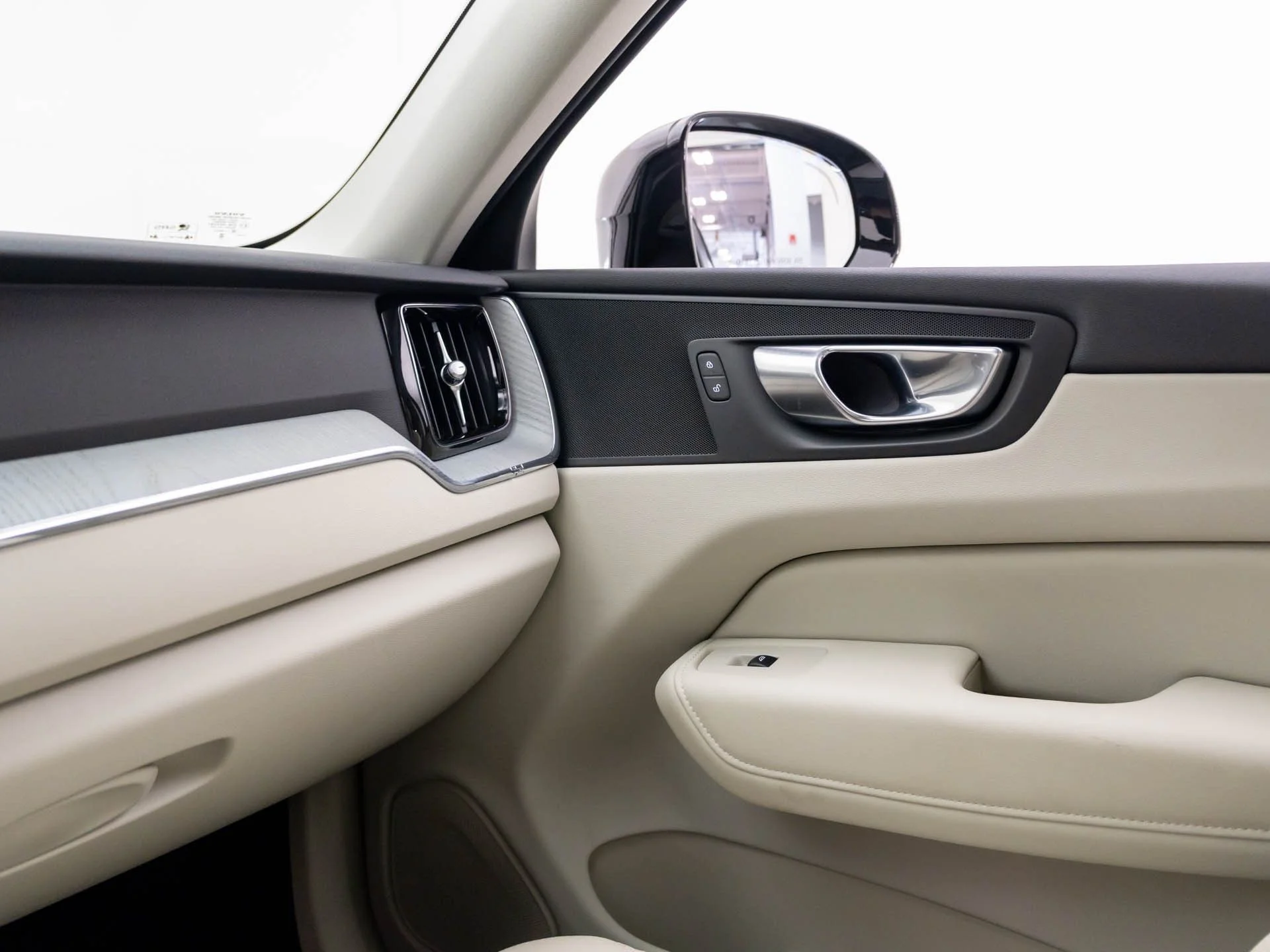 Used 2025 Silver Volvo T8 Plus image 29