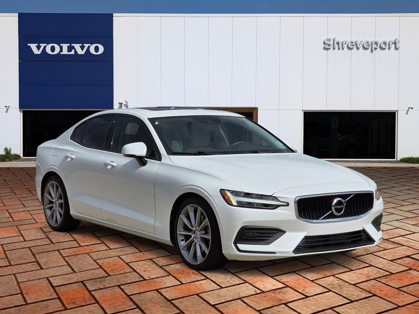 Used 2019 Crystal White Pearl Metallic Volvo Momentum image 3
