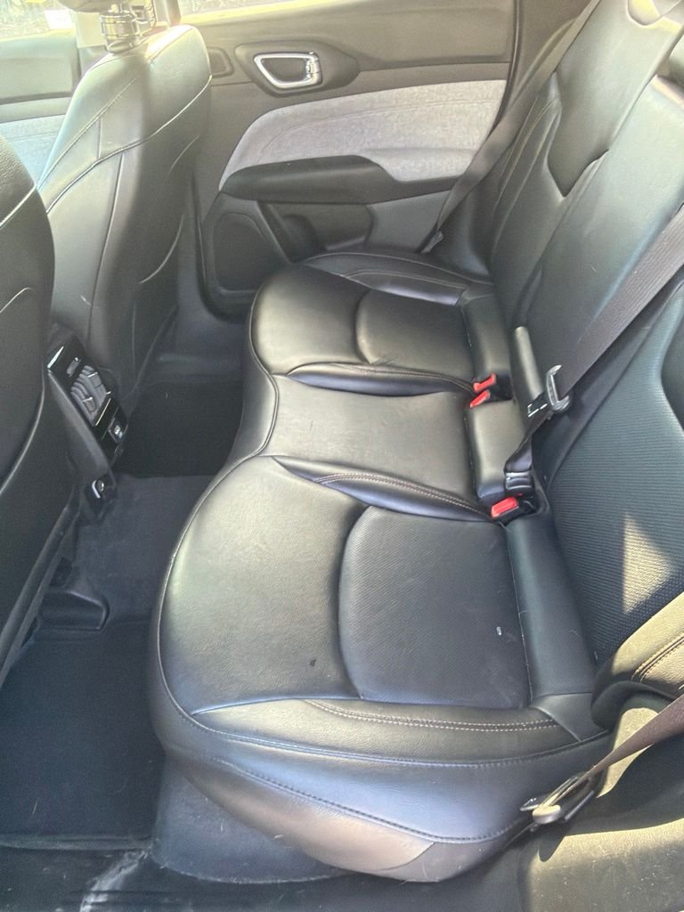 Used 2022 Silver Jeep Latitude Lux image 12