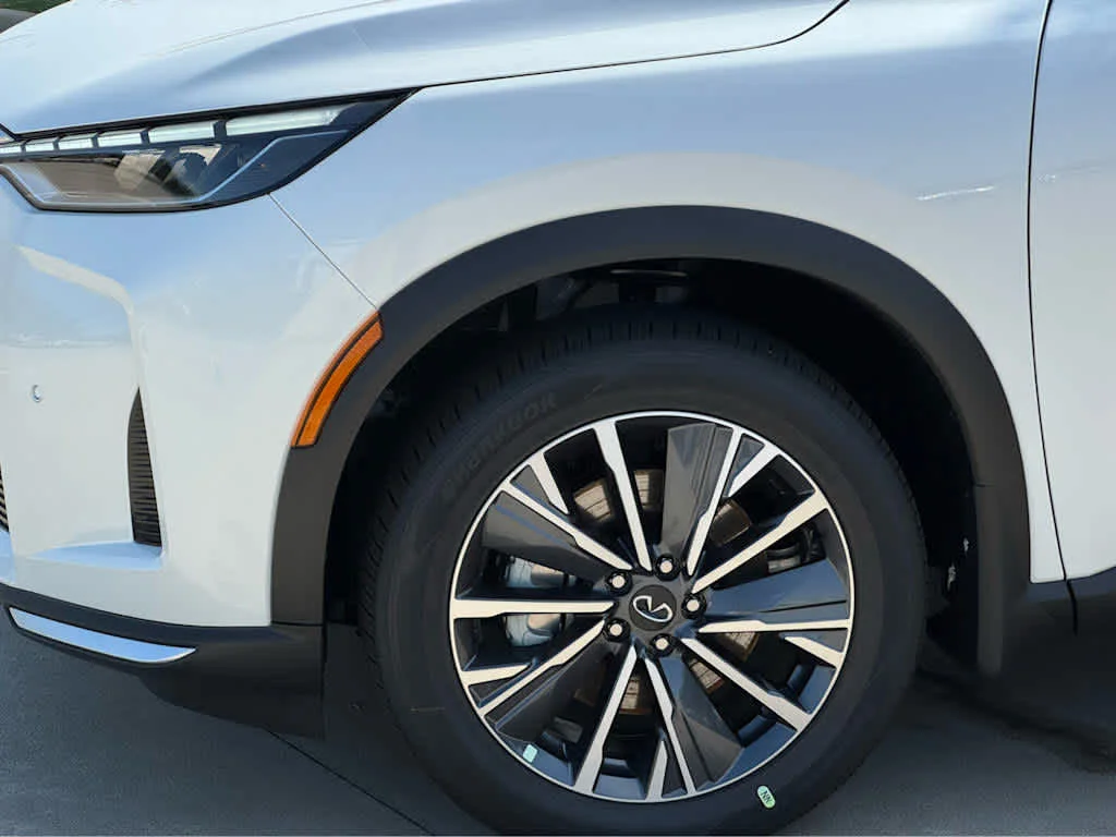 New 2027 RADIANT WHITE INFINITI Luxe FWD image 6