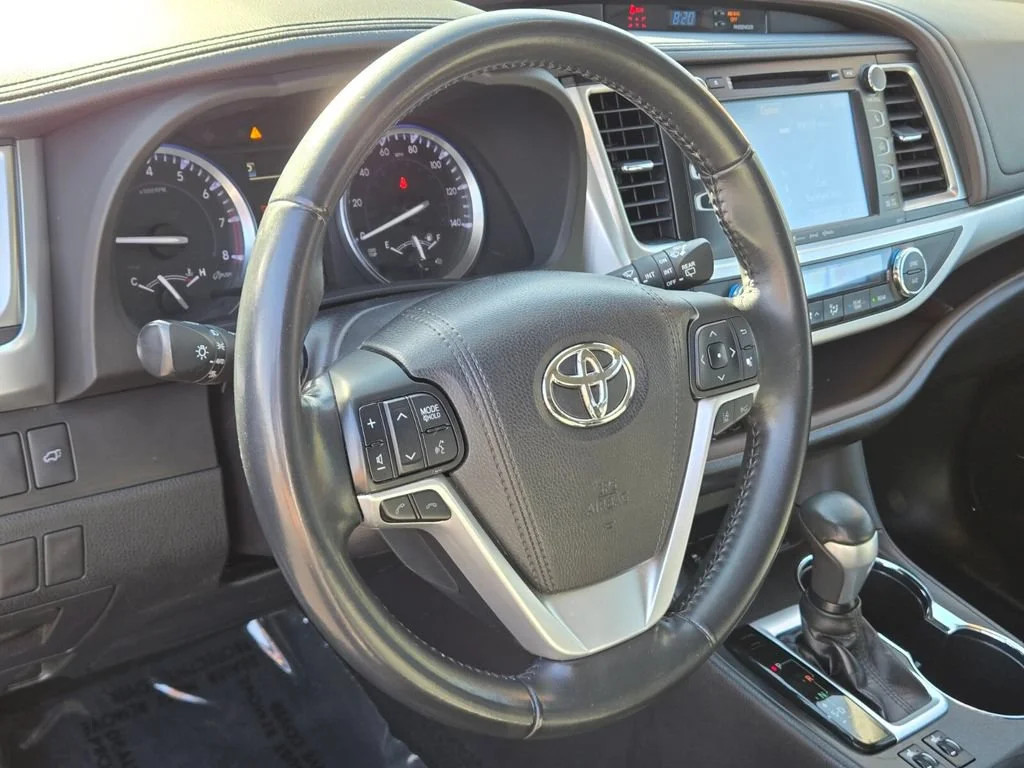 Used 2018 Shoreline Blue Pe Toyota SE image 18