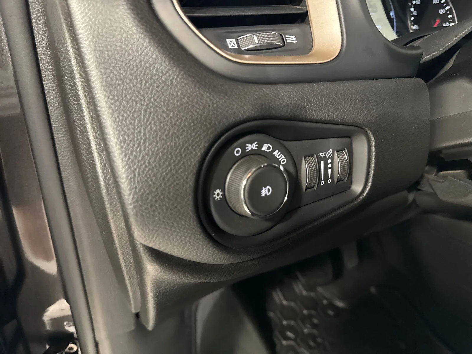 Used 2017 Granite Crystal Metallic Clearcoat Jeep Latitude image 18