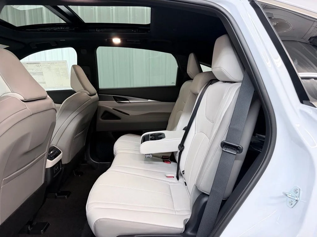 New 2027 RADIANT WHITE INFINITI Luxe AWD image 33