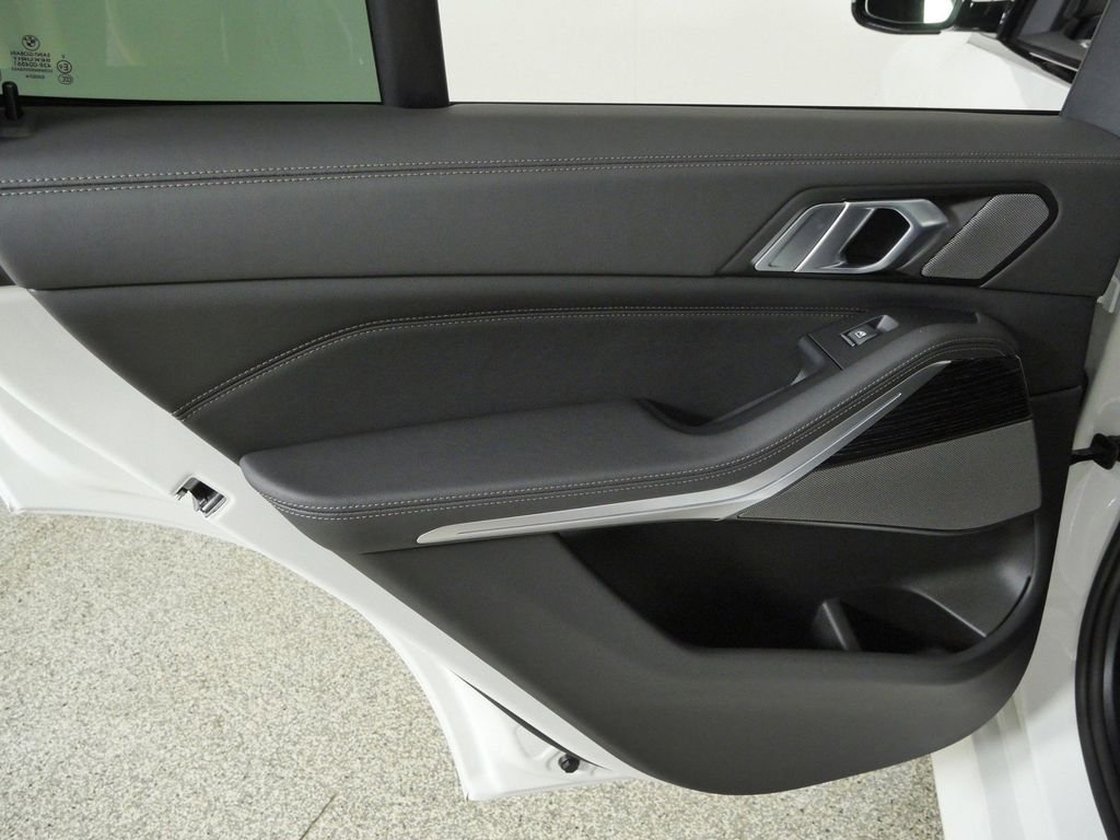 New 2026 Alpine White BMW xDrive40i image 31