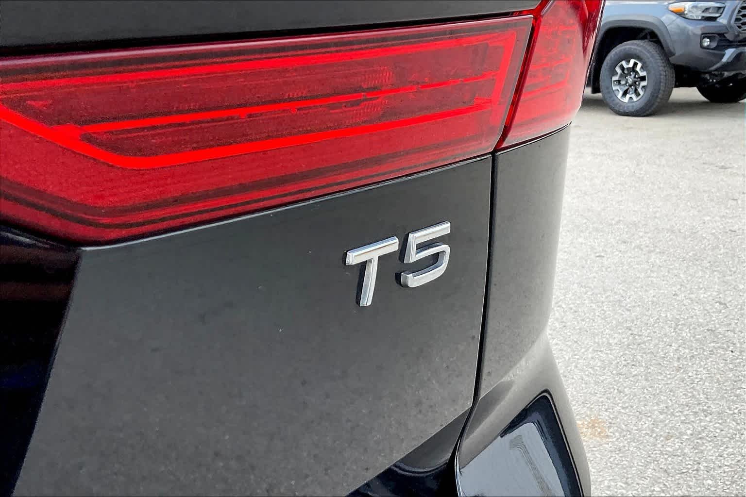 Used 2019 Onyx Black Metallic Volvo Momentum image 30