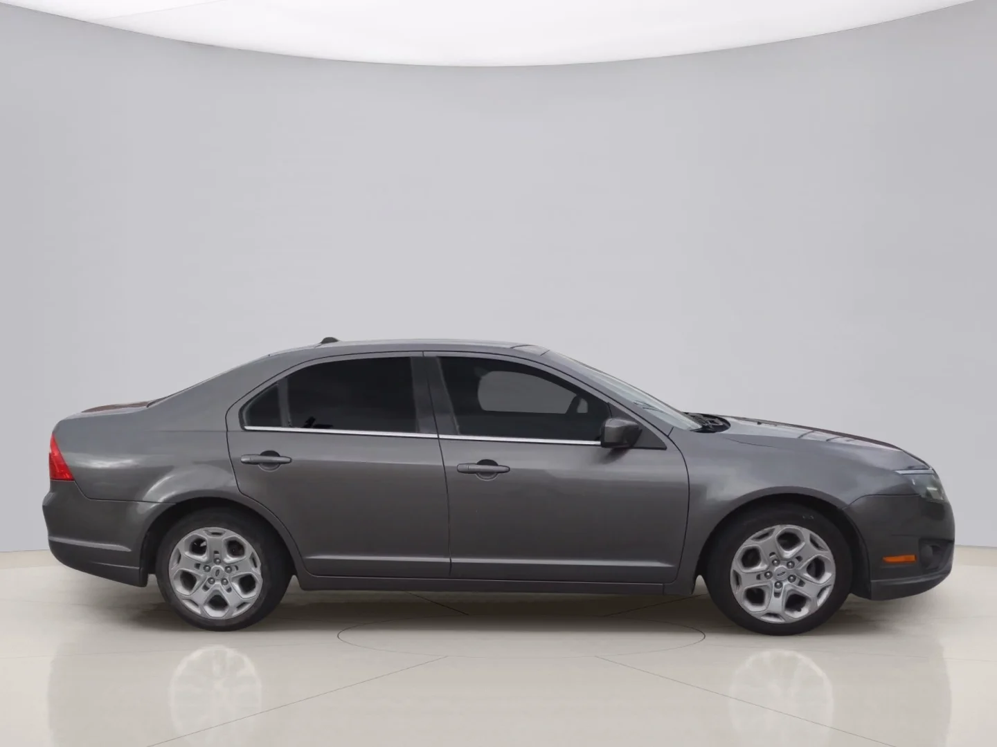 Used 2010 Gray Ford SE image 6