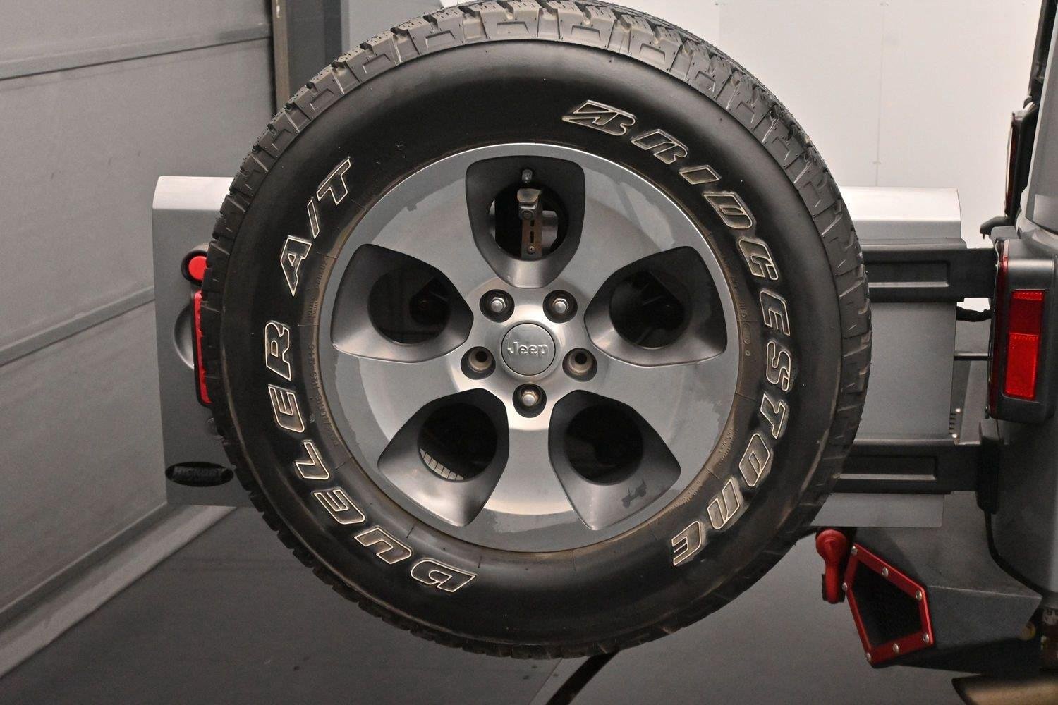 Used 2017 Billet Silver Metallic Clearcoat Jeep Sahara image 35