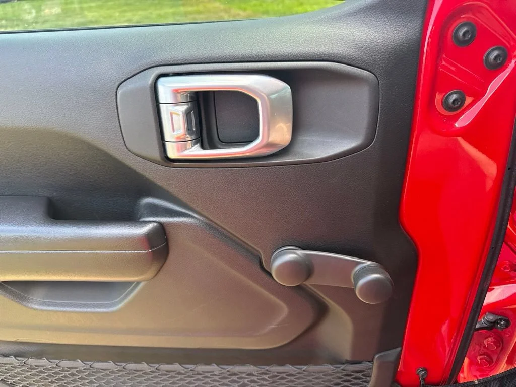 Used 2019  Jeep Sport image 21