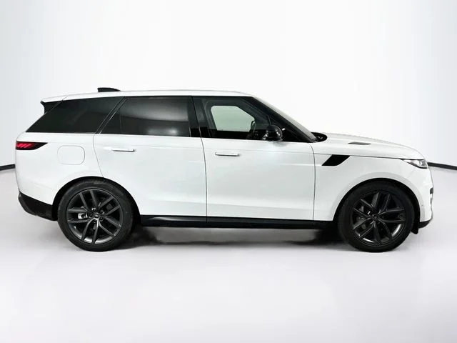 Used 2025 White Land Rover SE image 4