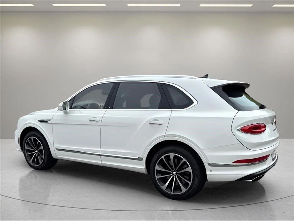 Used 2023 Glacier White Bentley V8 image 3