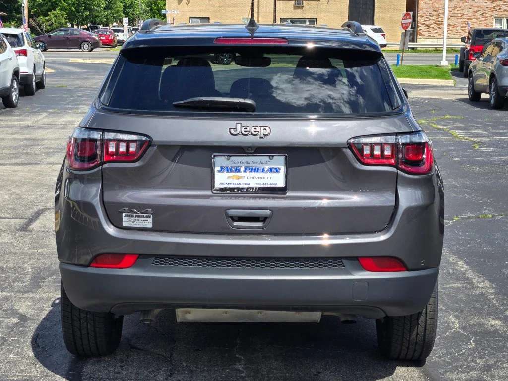 Used 2024 Gray Jeep Latitude 4x4 image 13