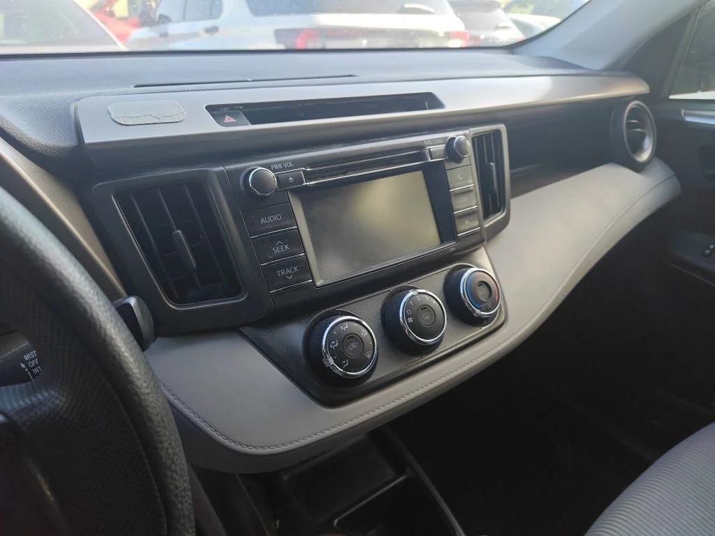 Used 2013 Silver Toyota LE image 12