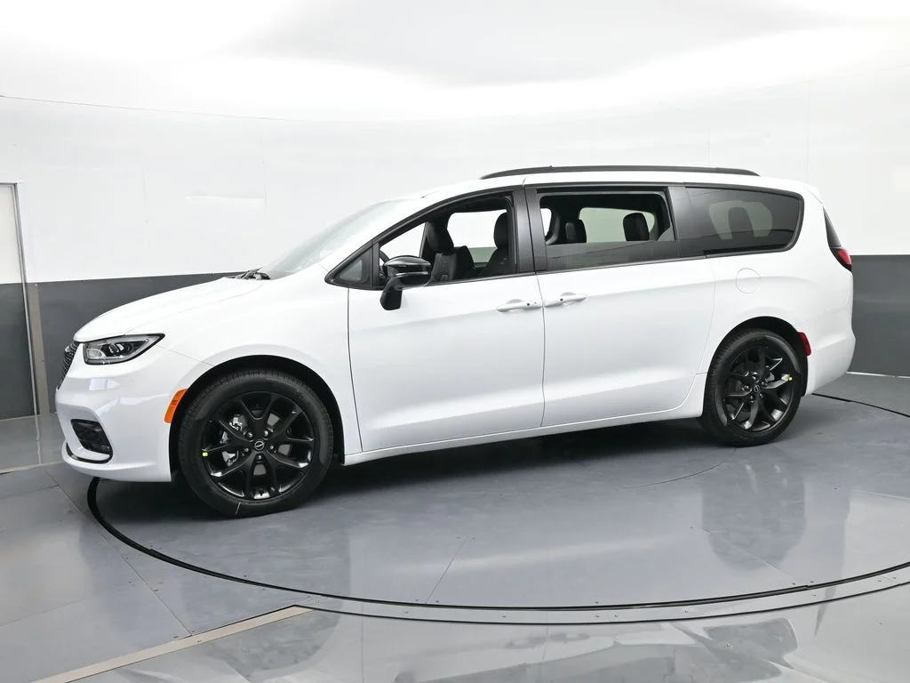 New 2026 Bright White Clear-Coat Exterior Paint Chrysler Select image 2