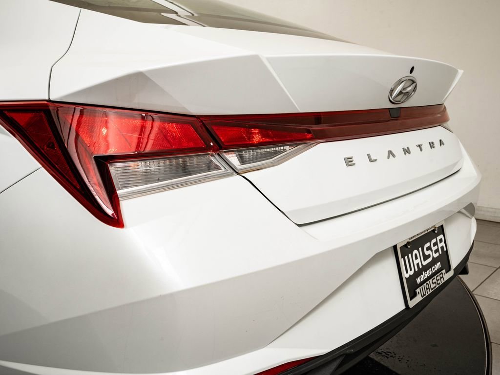 Used 2021 Quartz White Hyundai SE image 18