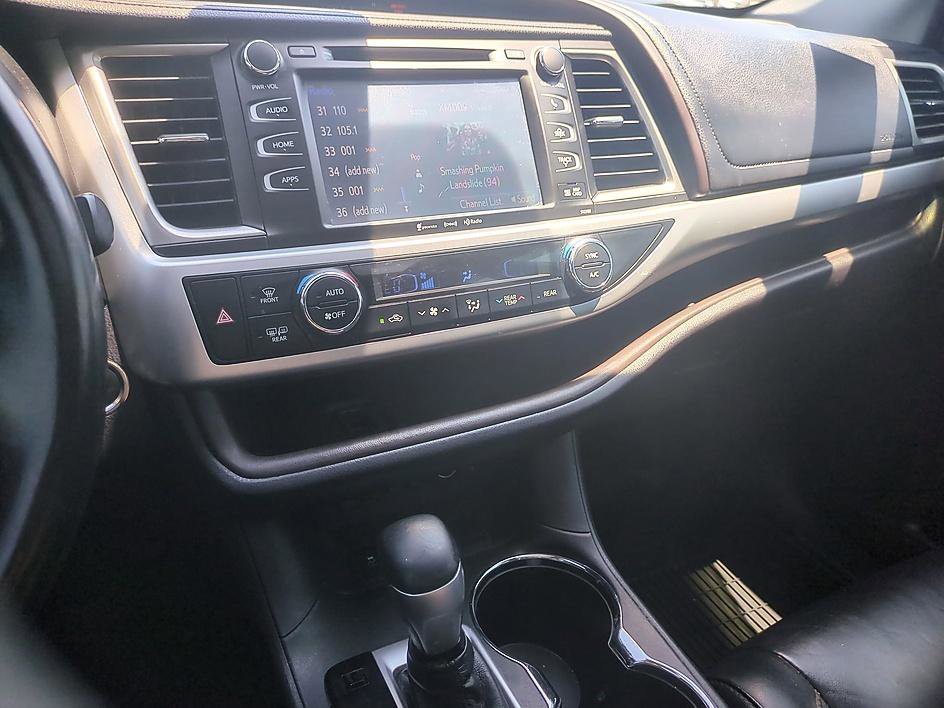 Used 2019 CELESTIAL SILVER METALLIC Toyota SE image 19