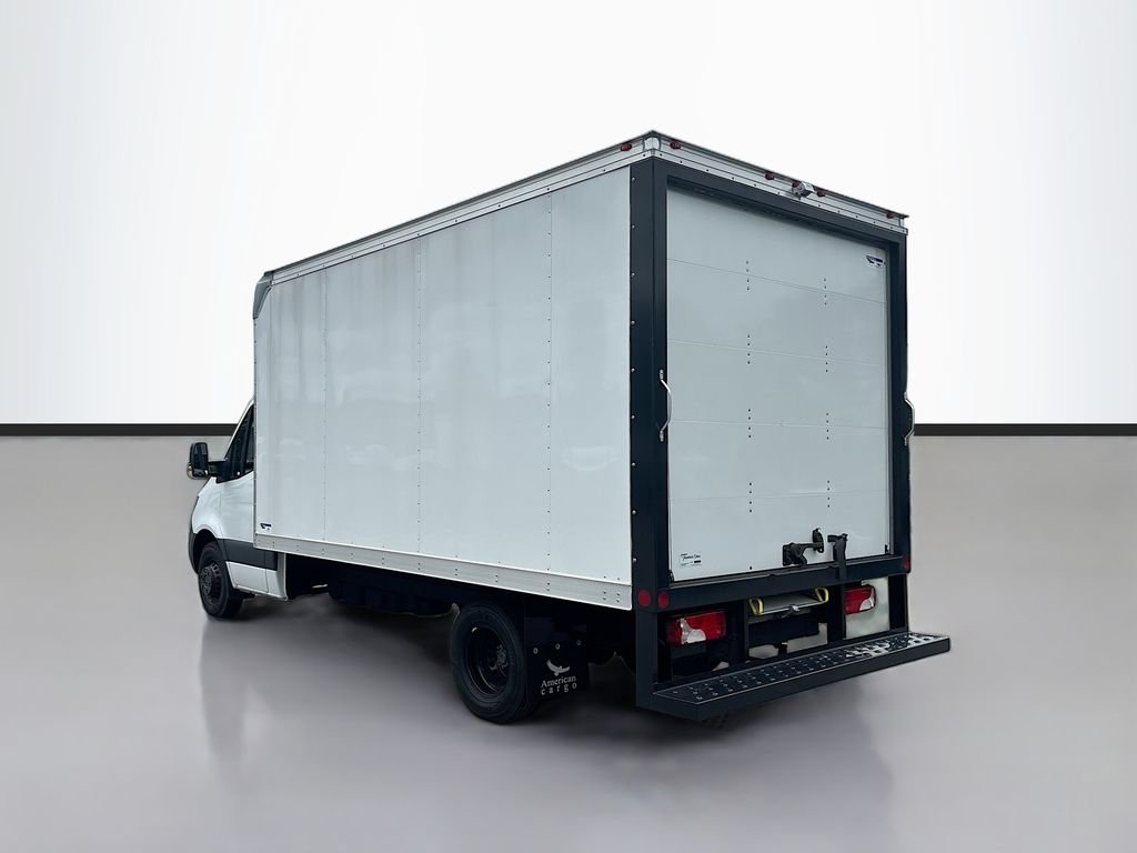 Used 2024  Mercedes-Benz DRY BOX TRUCK image 5