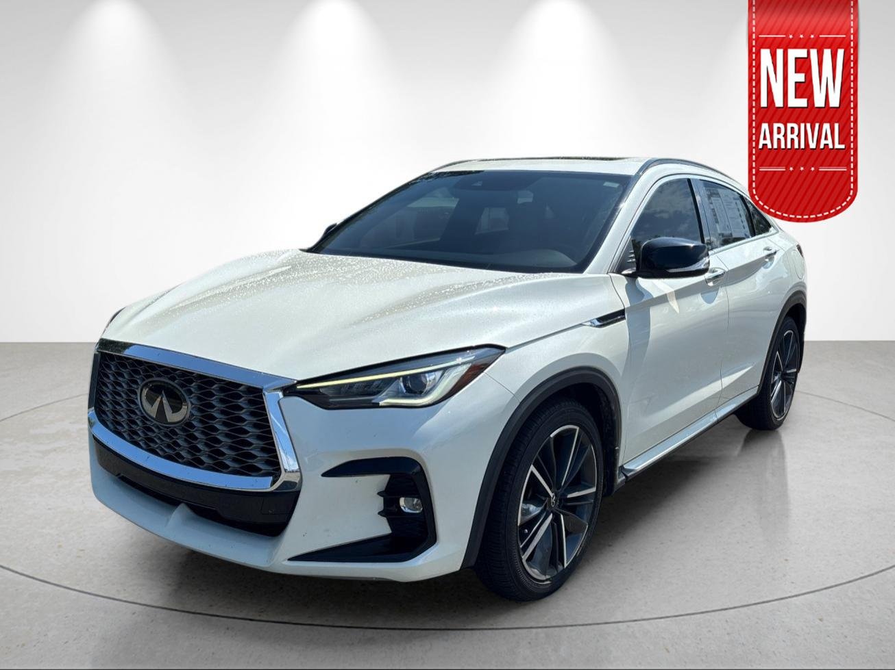 Used 2023 Majestic White INFINITI LUXE image 1