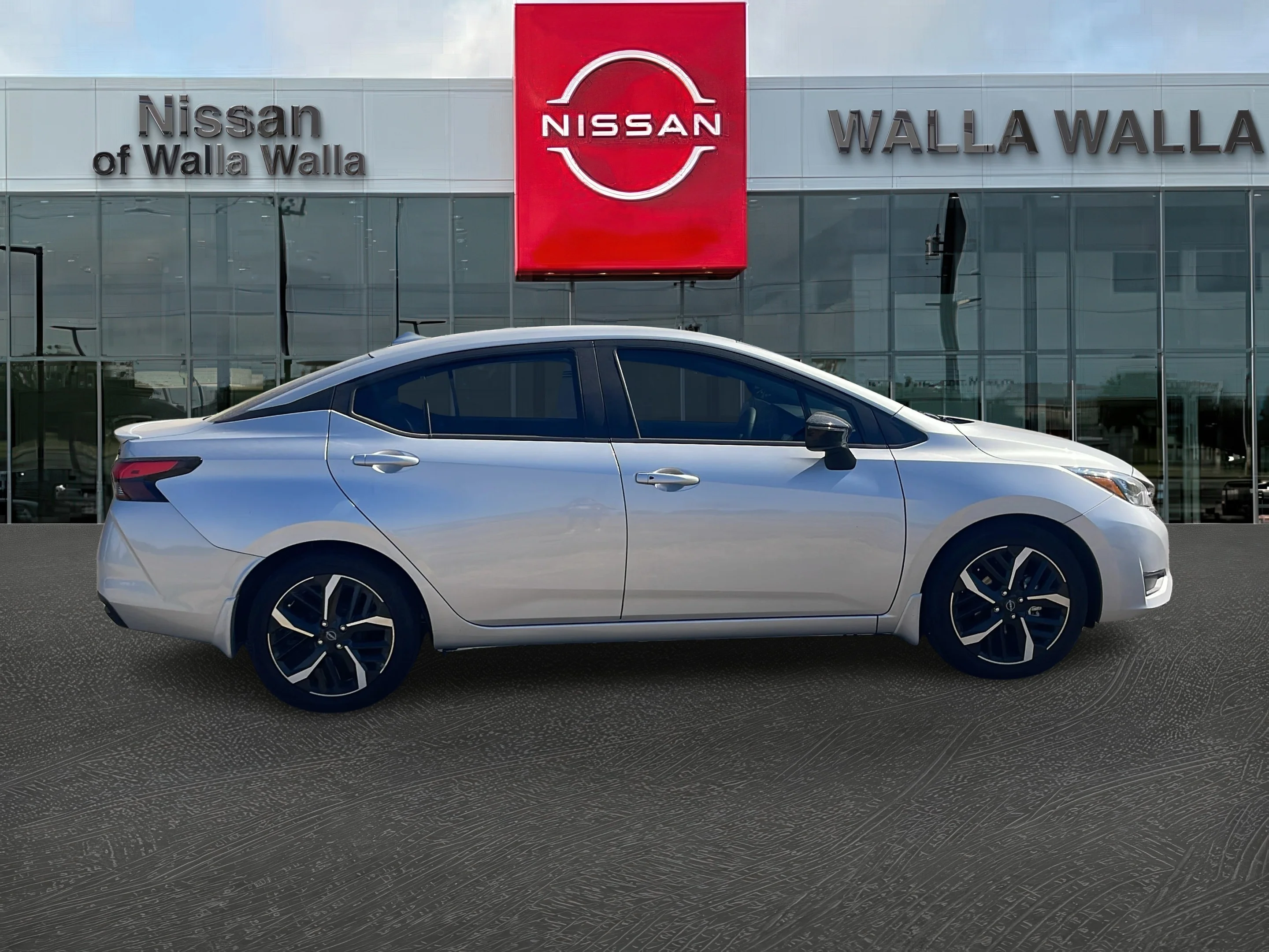 2025 Nissan Versa Sedan SR - Photo 8