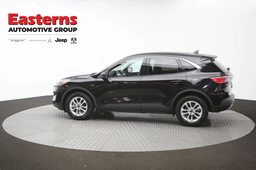 Used 2022 Black Ford SE image 60