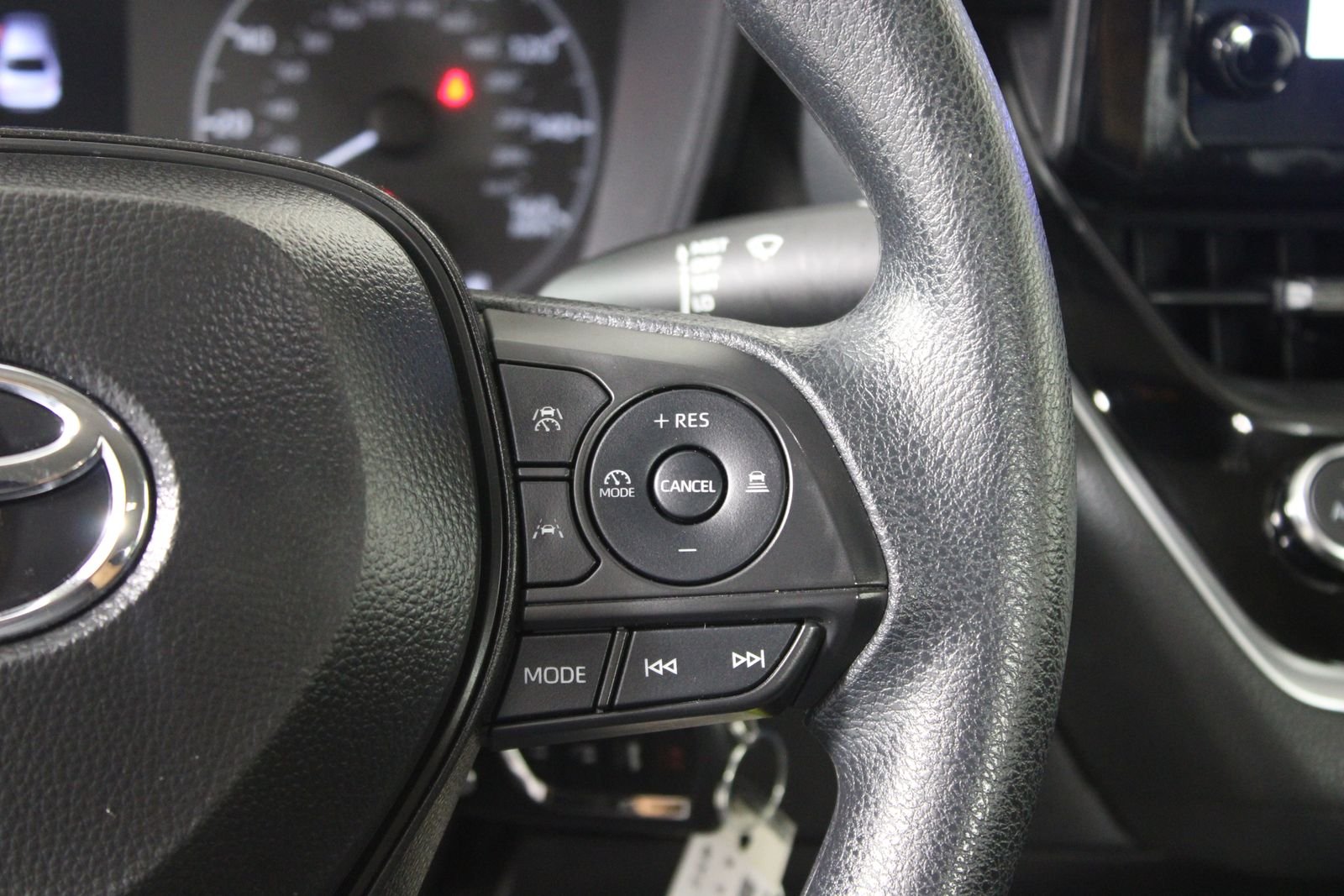 Used 2025 White Toyota LE image 20