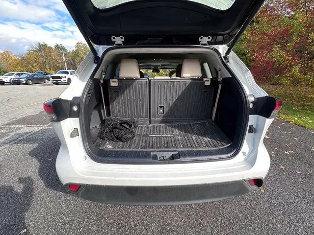 Used 2024 Off-white Toyota XLE image 10
