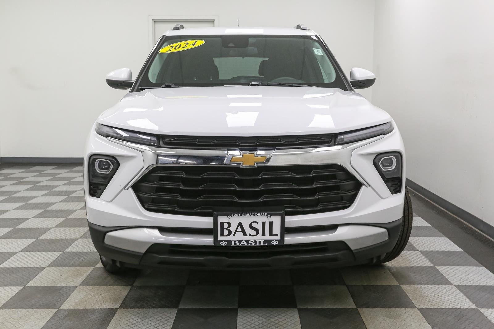 Used 2024 Summit White Chevrolet LT image 3