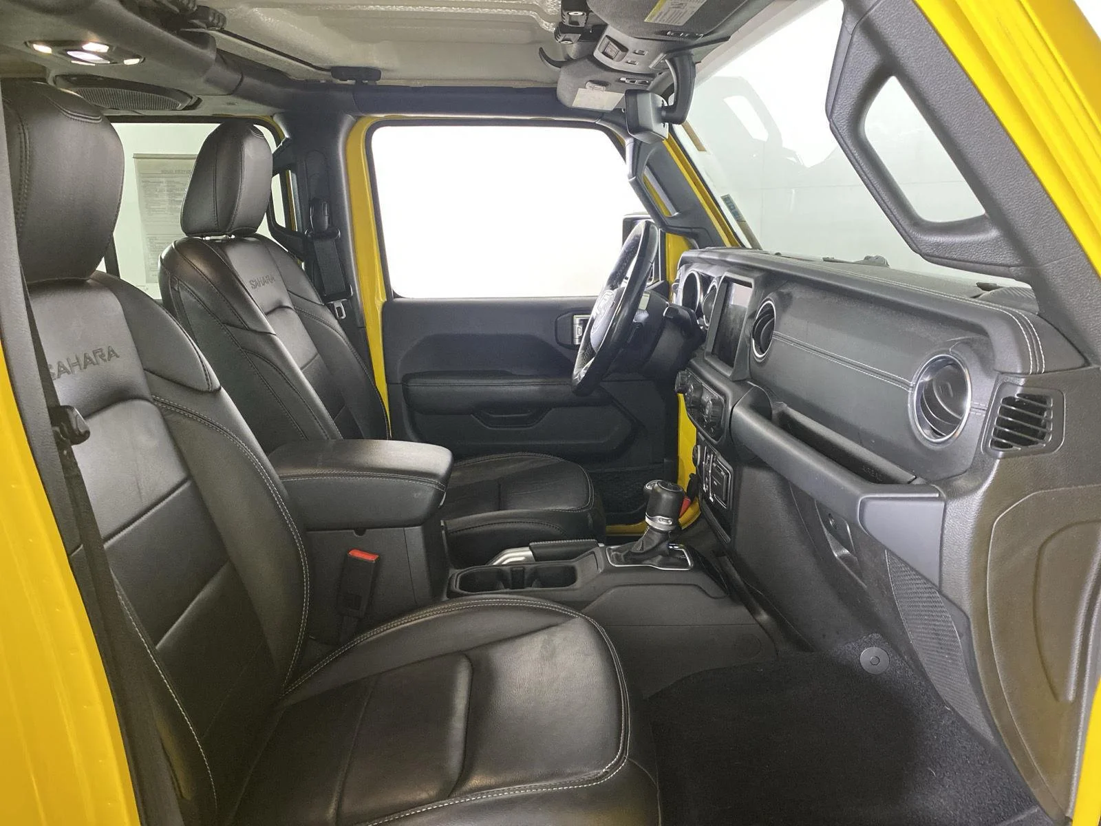 Used 2019 Hellayella Jeep Sahara image 29