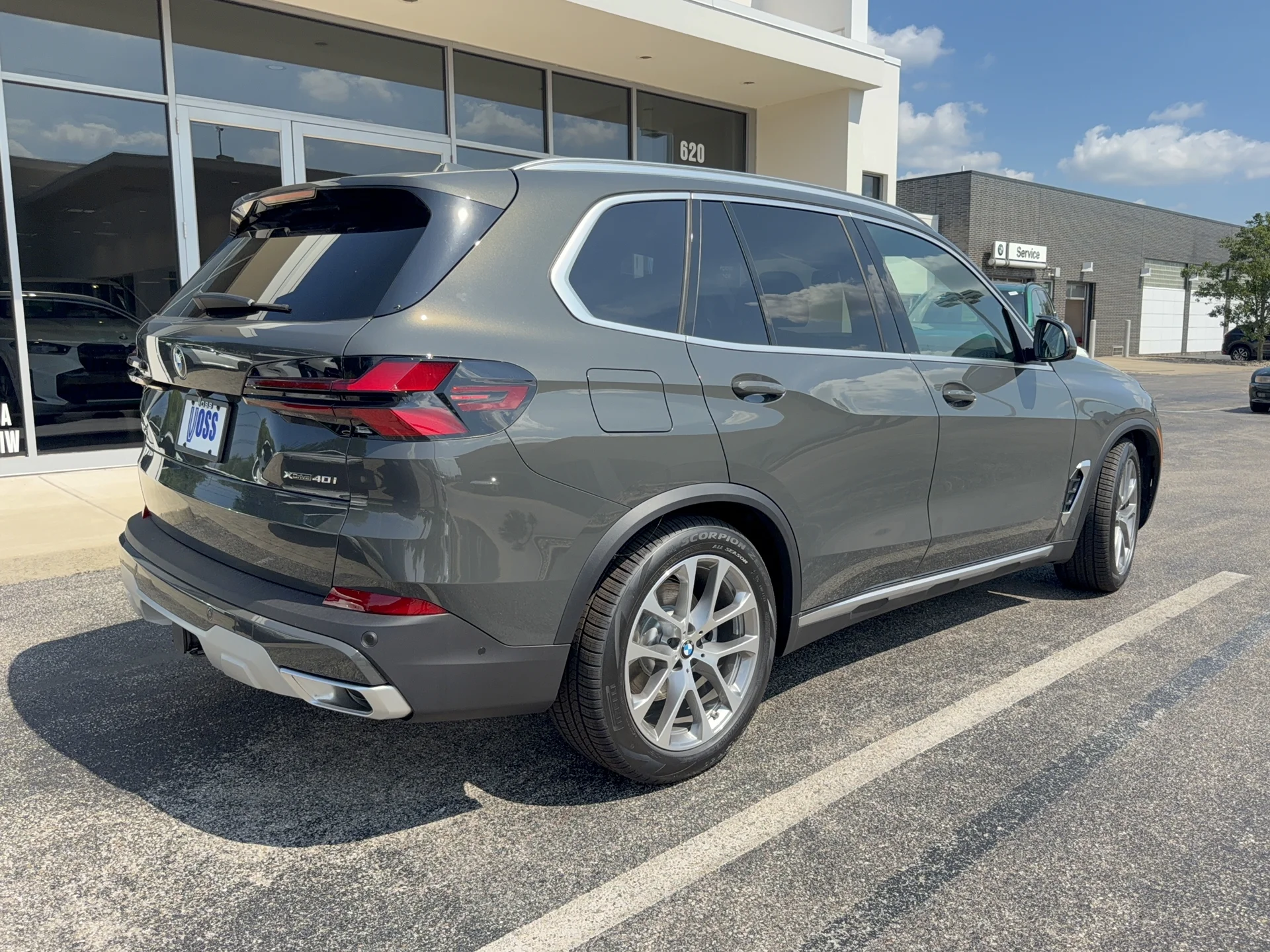 New 2026 Dravit Grey Metallic BMW xDrive40i image 3