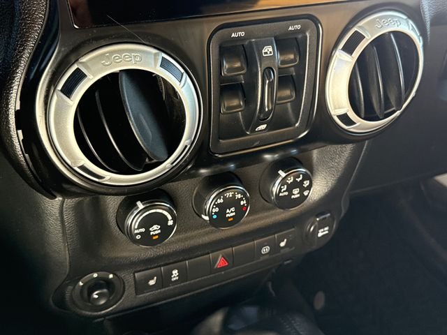 Used 2012 White Jeep Unlimited Rubicon image 26
