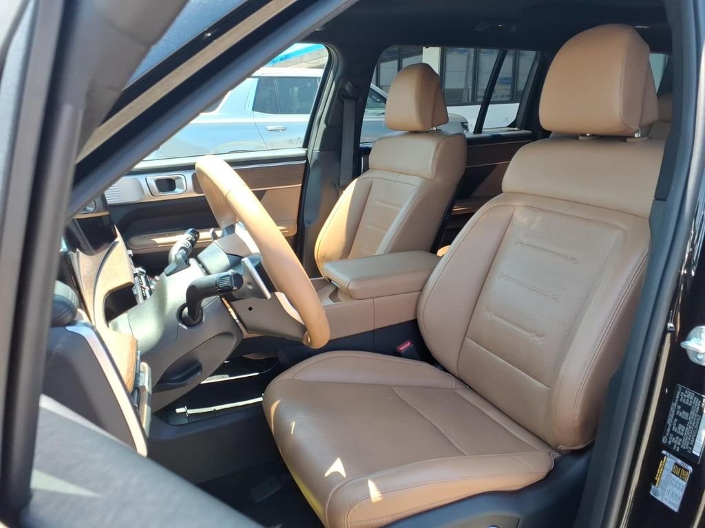 Used 2025 Phantom Black Hyundai Limited image 3