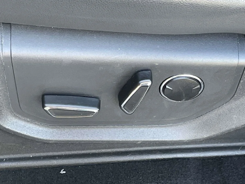 Used 2023  Ford Limited image 14