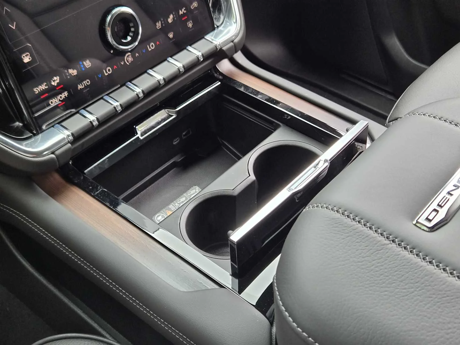 2026 GMC Yukon Denali - Photo 14