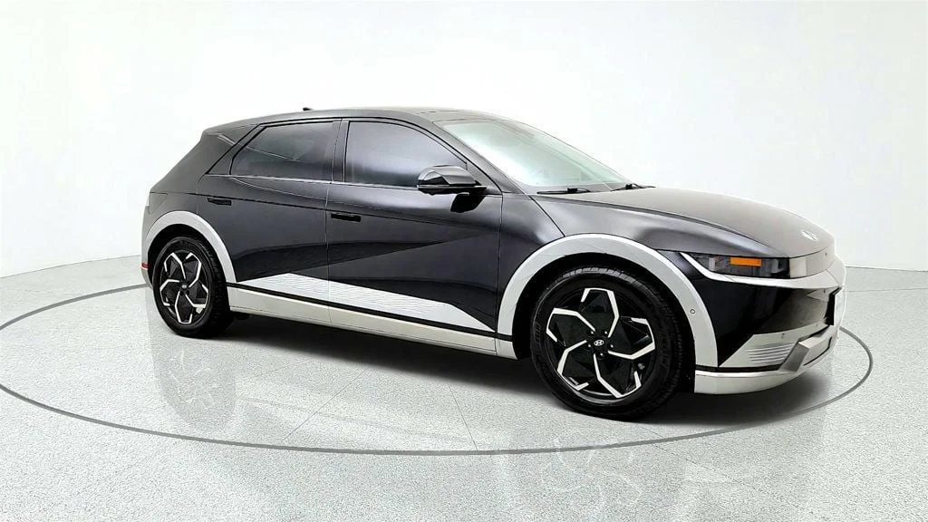 Used 2024 Abyss Black Hyundai Limited RWD Long Range image 3