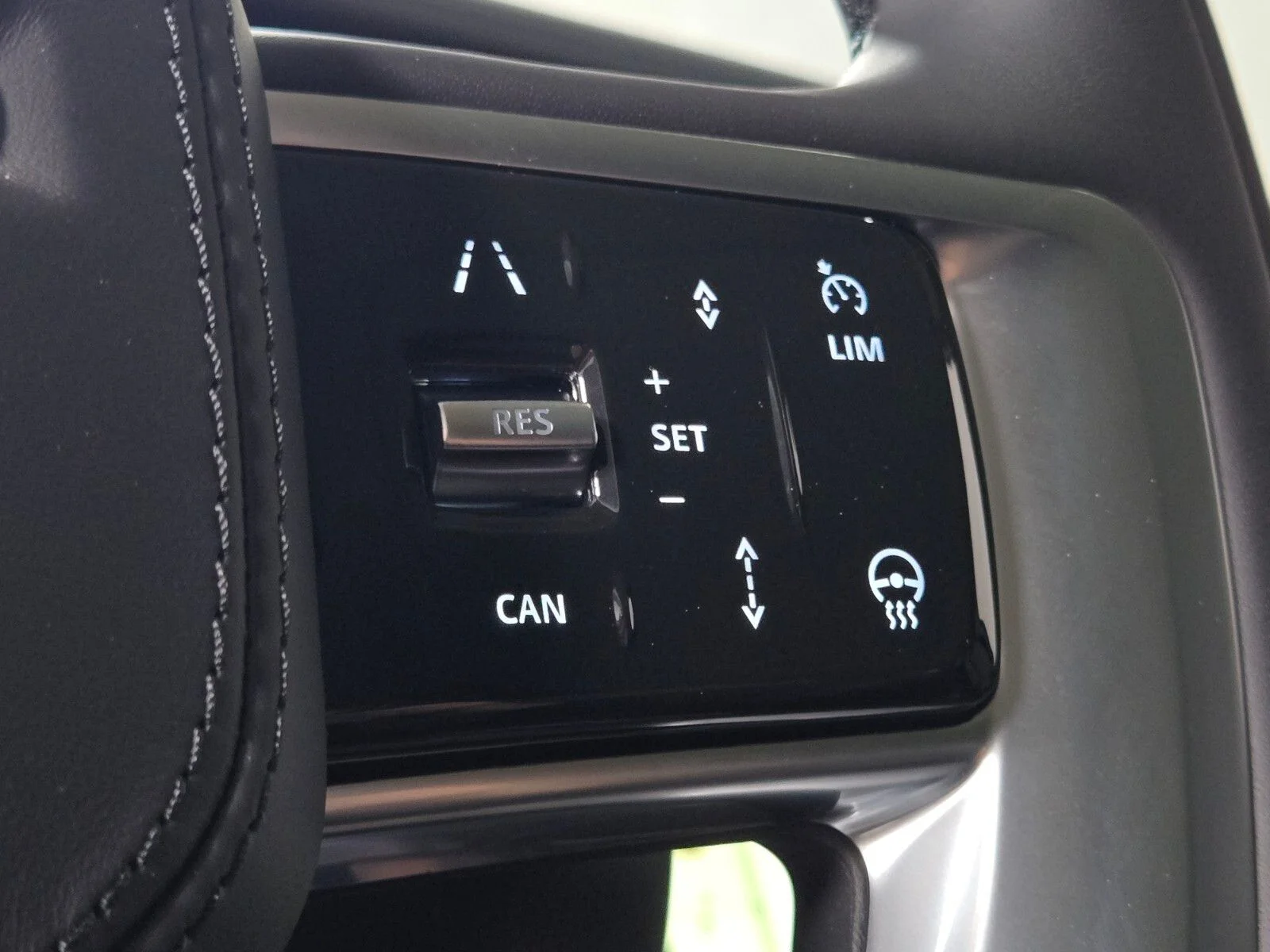 New 2026 Fuji White Land Rover SE image 25