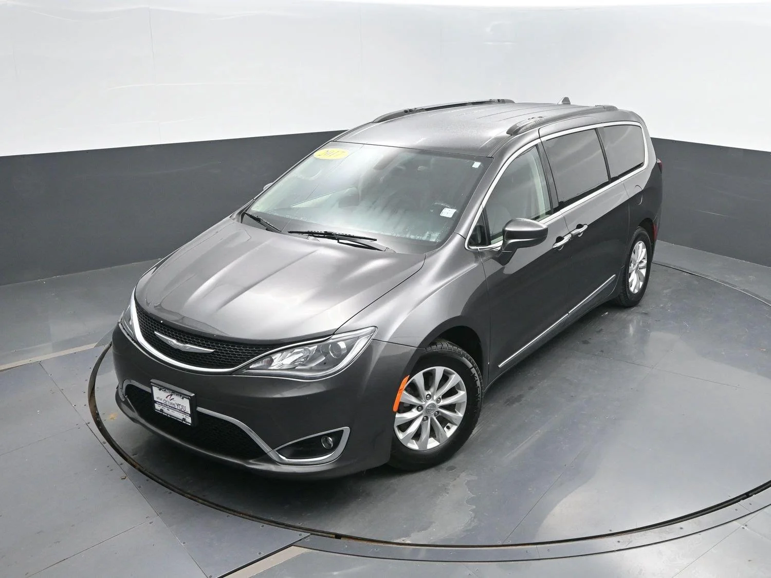 Used 2017 Granite Crystal Metallic Clearcoat Chrysler Touring-L image 33