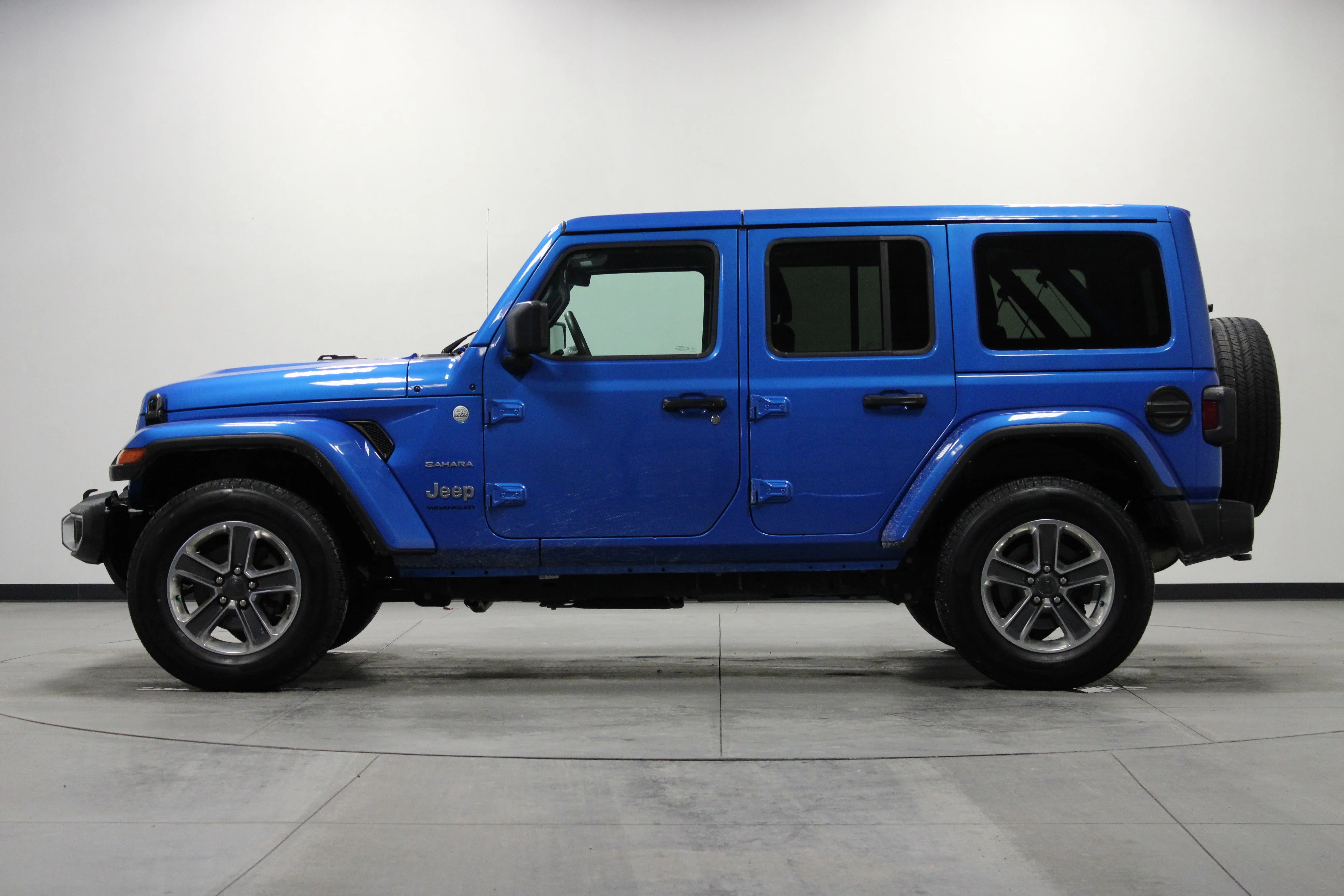 Used 2023 Hydro Blue Pearlcoat Jeep Sahara image 7