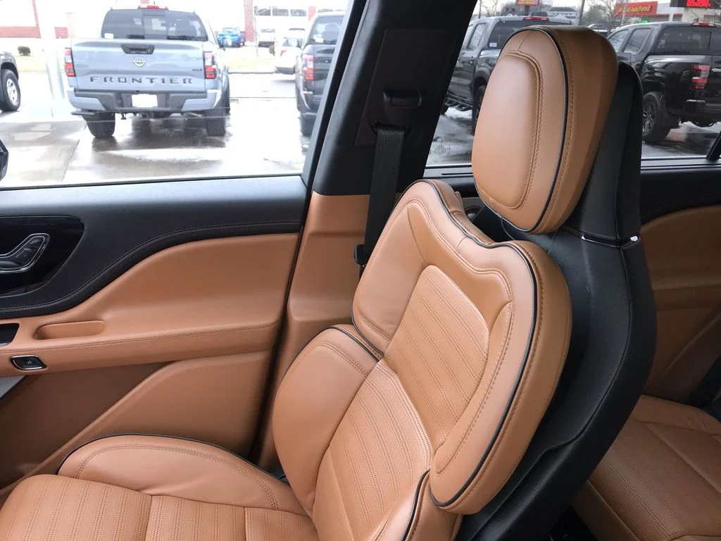 Used 2025 White Lincoln Black Label image 25