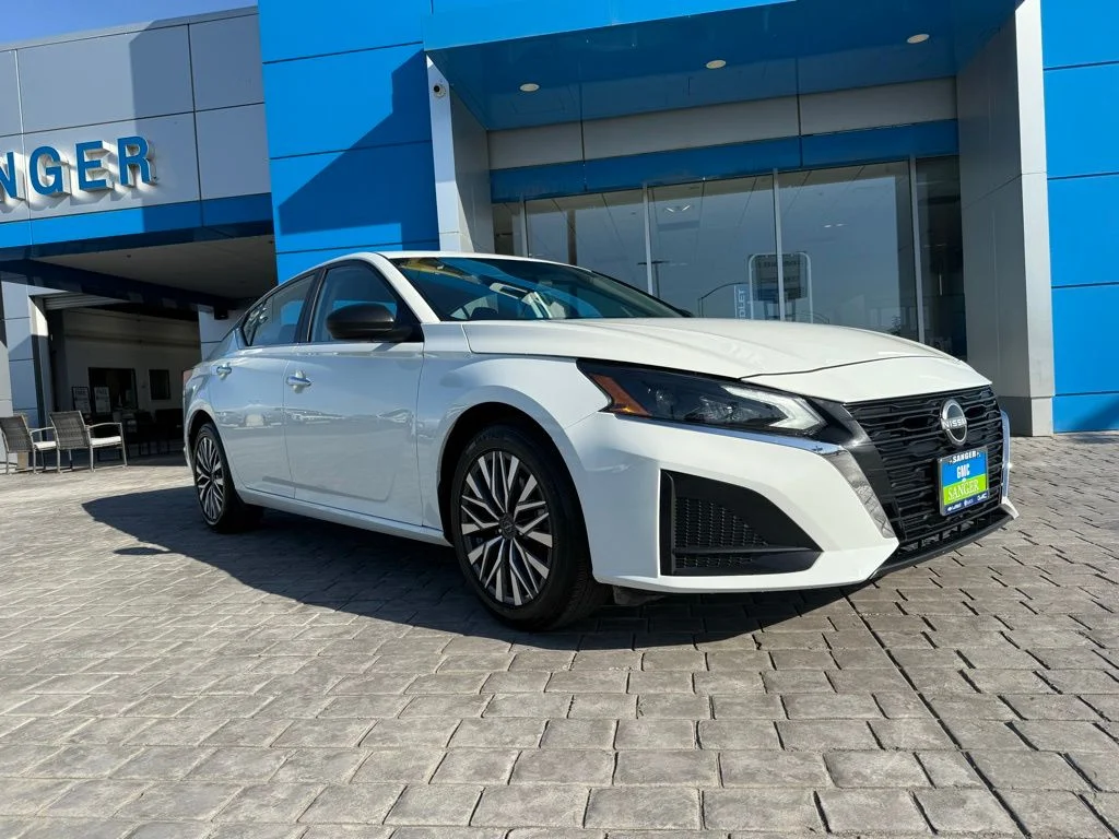 Used 2025 White Nissan 2.5 SV image 4