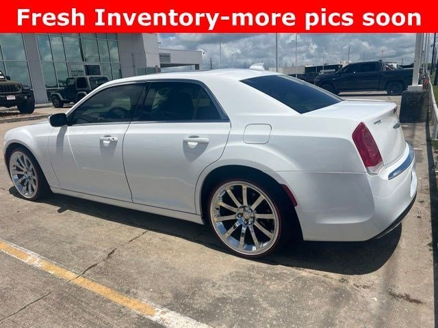 Used 2016 Bright White Clearcoat Chrysler Limited image 4