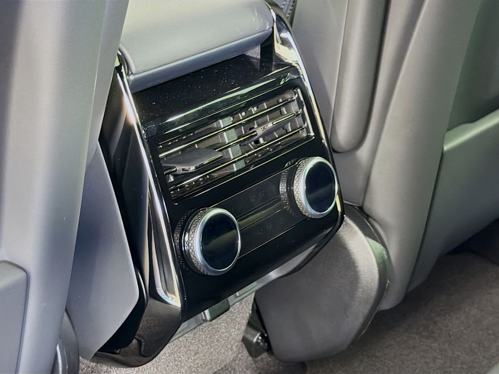 New 2026 Fuji White Land Rover SE image 28