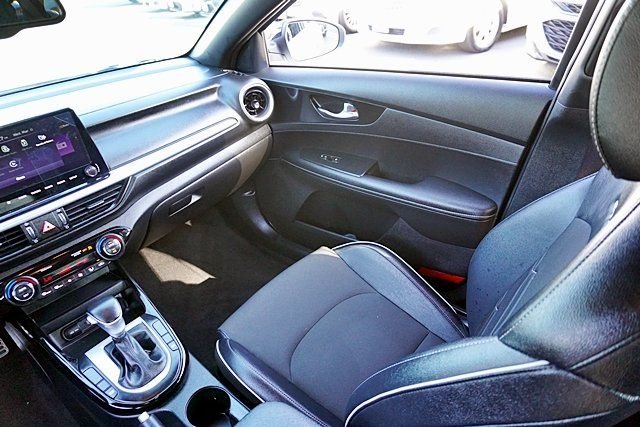 Used 2023 White Kia GT-Line image 19