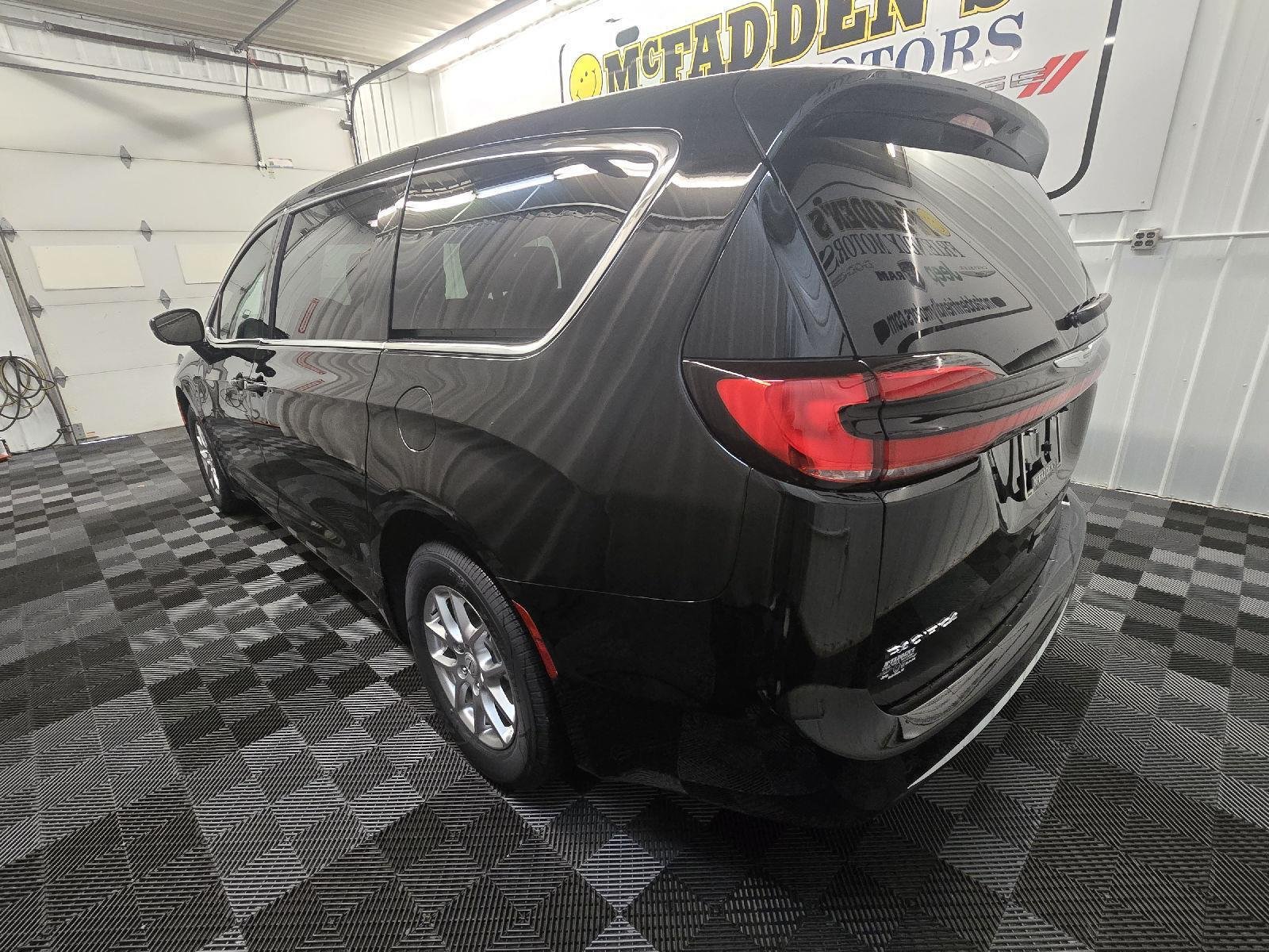 2026 Chrysler Pacifica Select - Photo 13