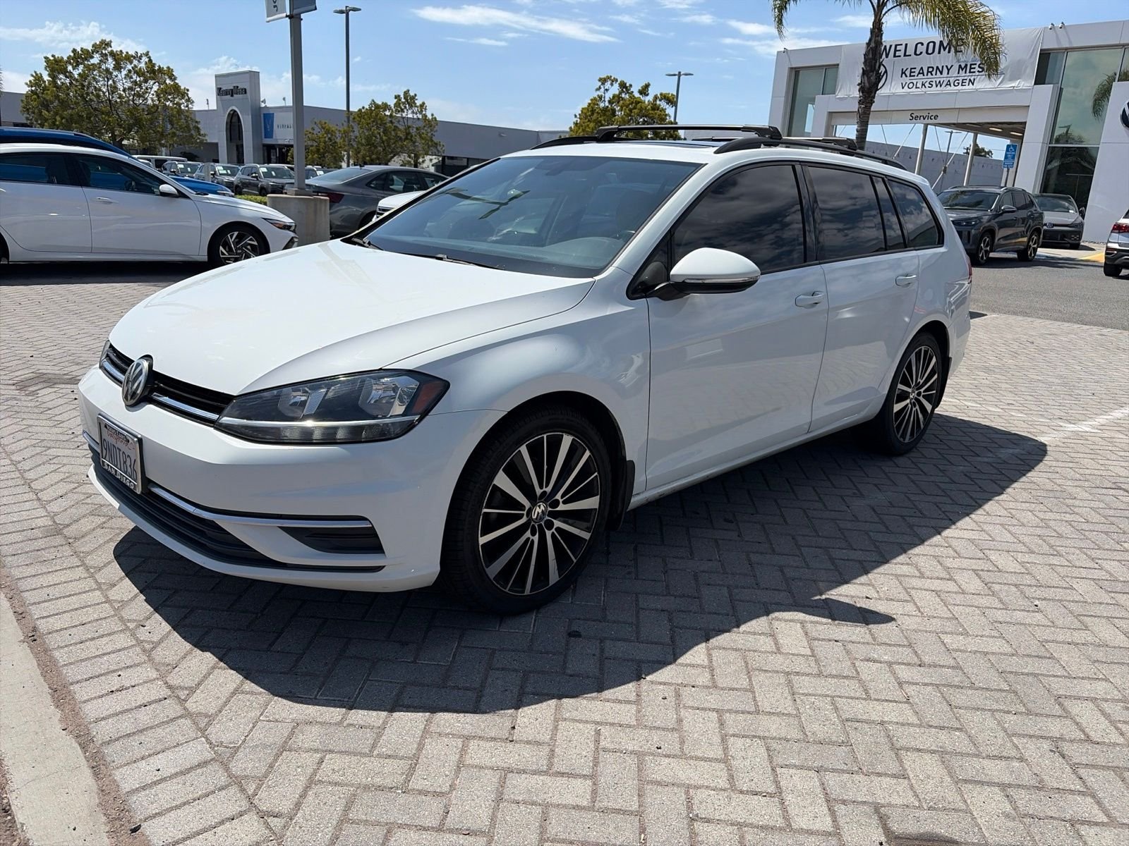 Used 2018 Pure White Volkswagen SE image 2